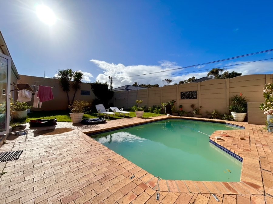 To Let 4 Bedroom Property for Rent in Plumstead Western Cape